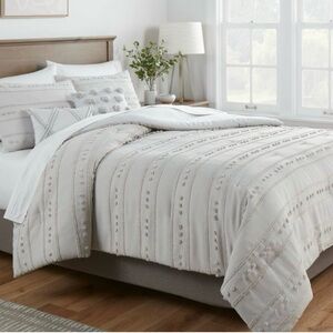 Threshold full/queen 5 piece Comforter set. Like New!!